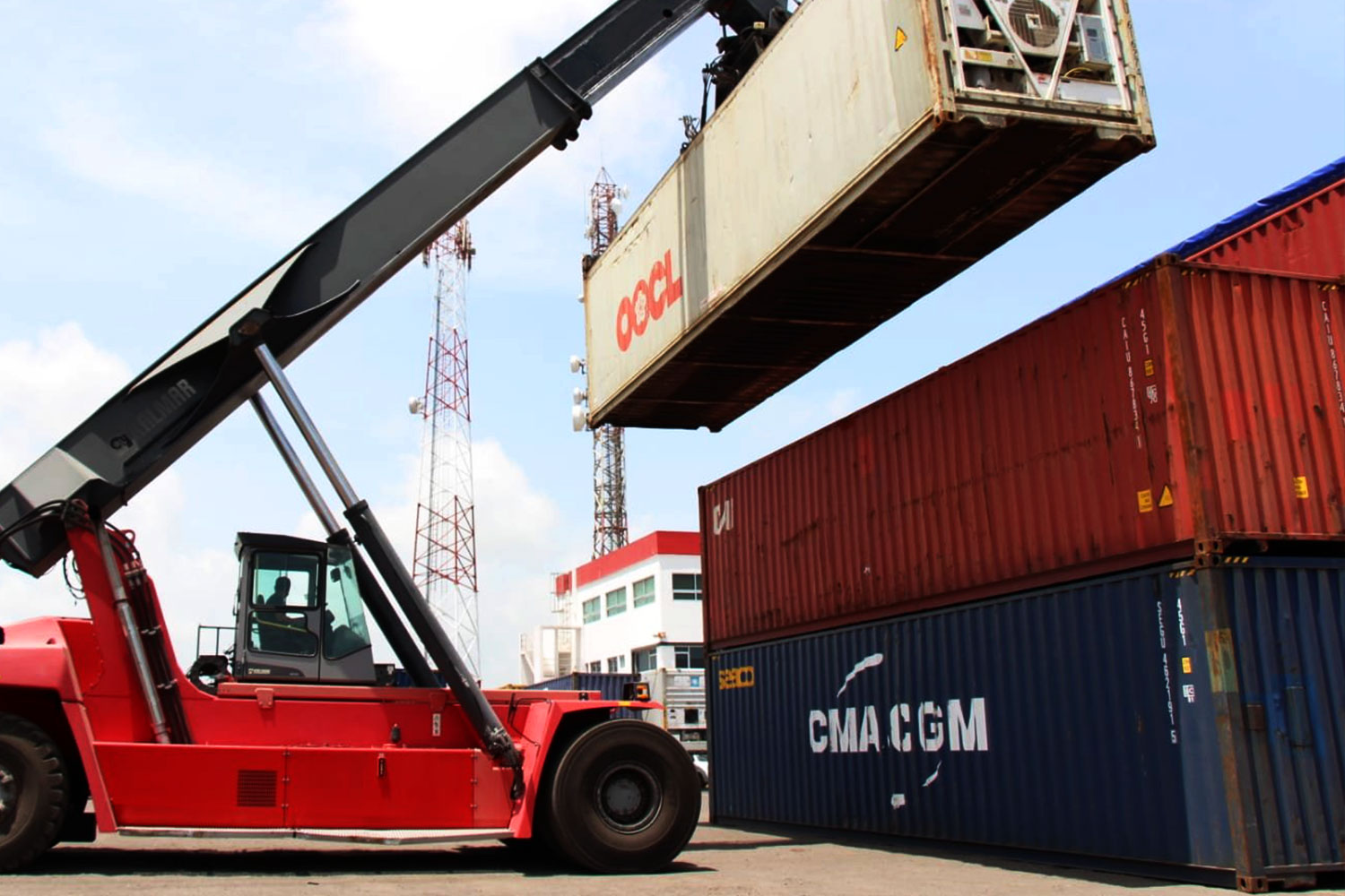 Consolidación y desconsolidación de embarques de carga general. Carga y descarga de contenedores vacío 